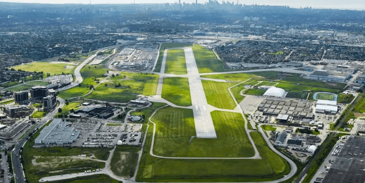 Территории бывшего аэропорта Даунсвью в Торонто, где планируют построить новый городской район YZD на десятки тысяч жителей