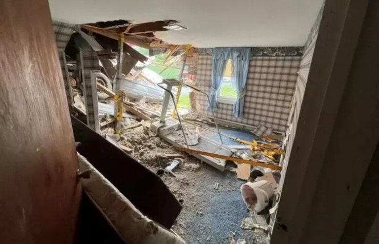 Будинок після аварії, аварія, ДТП, автомобіль влетів у будинок, машина врізалася в будинок, автомобіль злетів у повітря