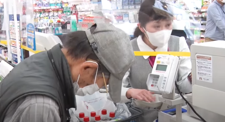 Сверхмедленная касса в супермаркете японской префектуры Фукуока, шопинг, покупки, увеличение продаж, курьезы