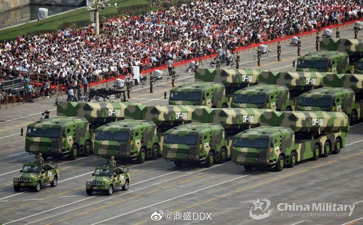 ракети на параді