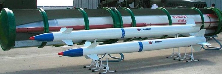 Макеты зенитных ракет 48Н6Е2, 9М96Е и 9М96Е2.