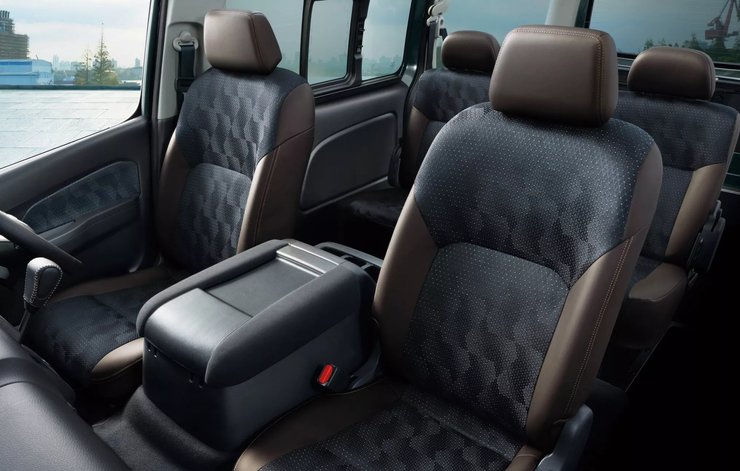 Салон нового Nissan Caravan