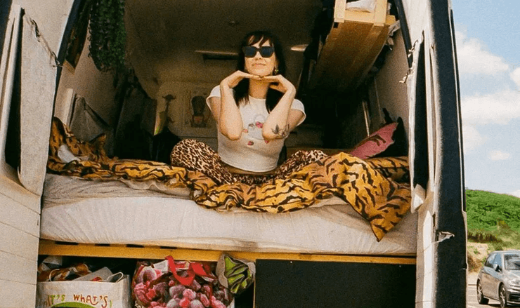 Женщина живет в фургоне, дом на колесах, сменила 18 домов, аренда жилья, плата за жилье, постоянные переезды, необычный дом