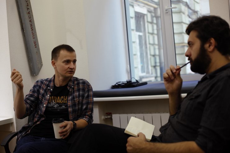 Тарас Чмут дает интервью у себя в кабинете