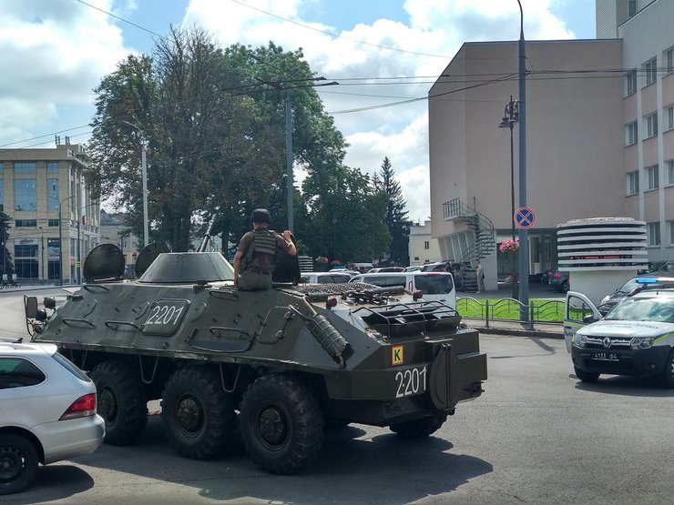луцк, захват заложников, бронетранспортер