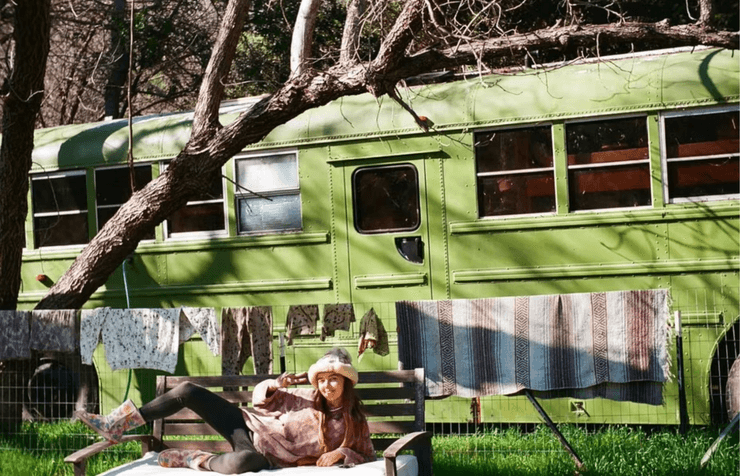 Бывшая модель живет в автобусе, экономит тысячи долларов, жизнь тусовщицы, жизнь в автобусе, старый автобус, модель родила ребенка, бросила все