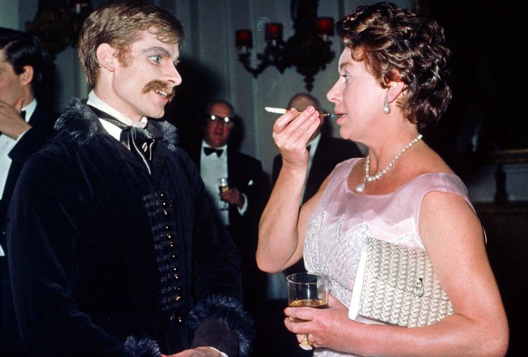 лесли манвилл, корона, сериал корона, принцесса маргарет, карди би