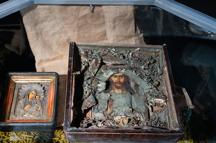 Иконы Христа и Богоматери с Младенцем с оплавленными от пожара окладами