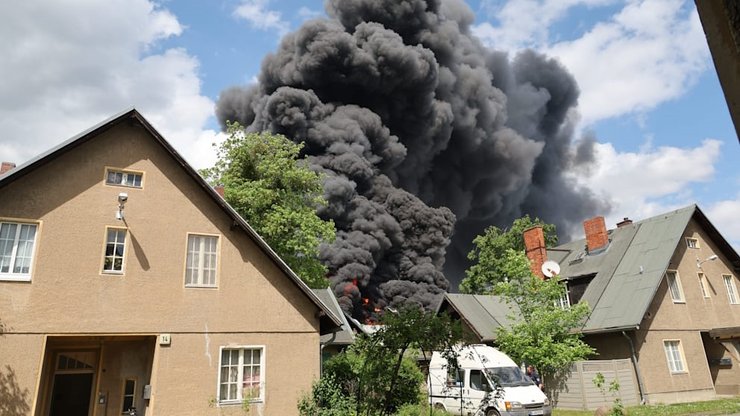 Отруйна хмара диму підіймається над житловими будинками