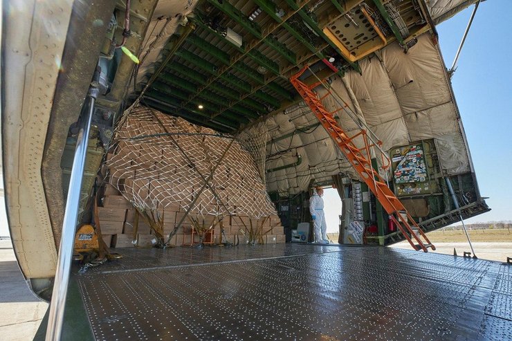 Мрия" доставила в Украину защитные маски, перчатки, костюмы