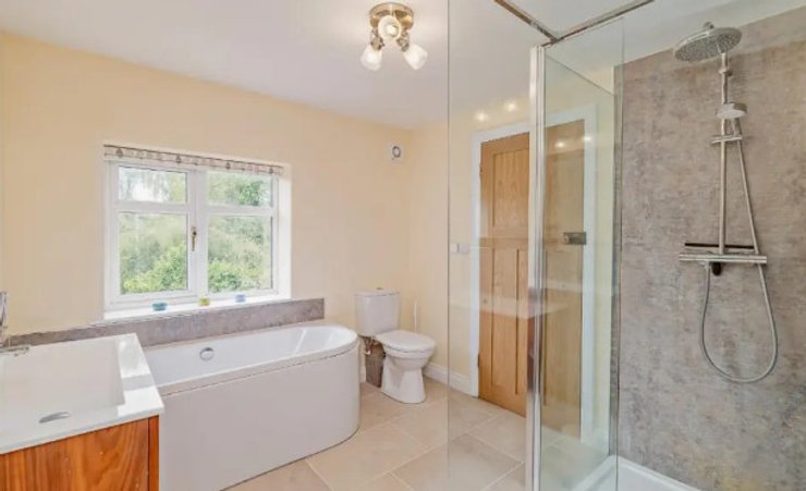 Коттедж оборудован большой современной ванной комнатой