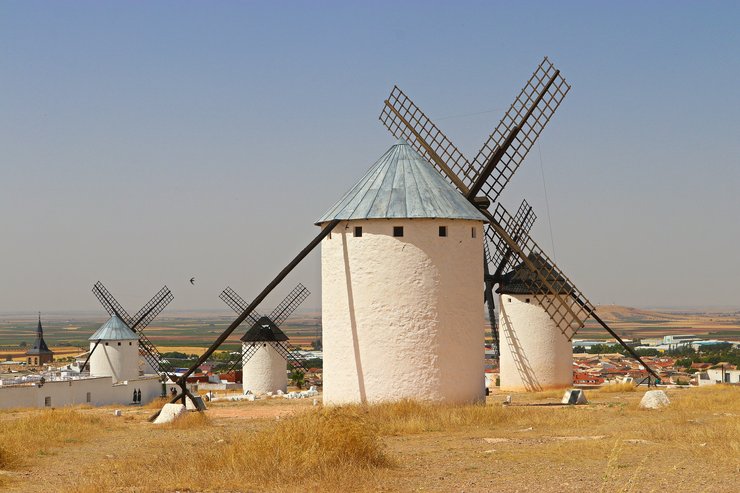 Місто Сьюдад-Реал в Іспанії оточене сільськими пейзажами