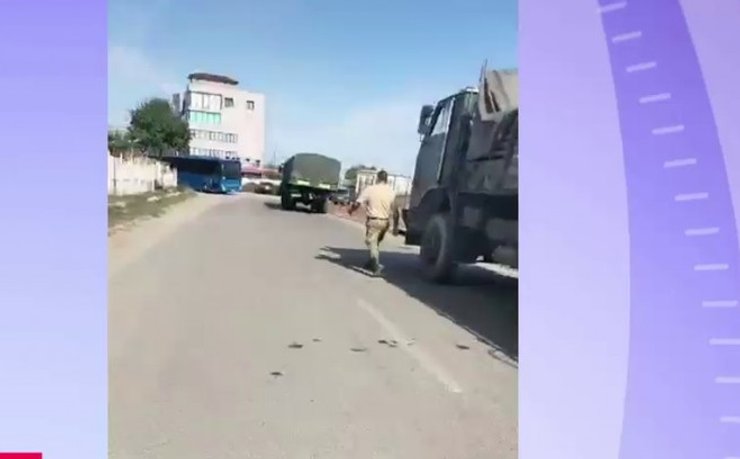 Армейские грузовики перевозят сборные элементы конструкции, которые, по данным некоторых военных, будут использованы при строительстве противовоздушных укрытий в городе Плауру.