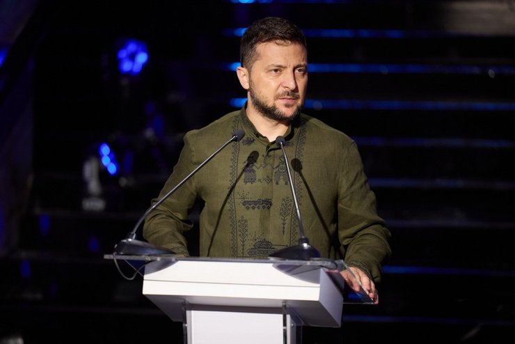 Владимир Зеленский в вышиванке с танками фото 2024