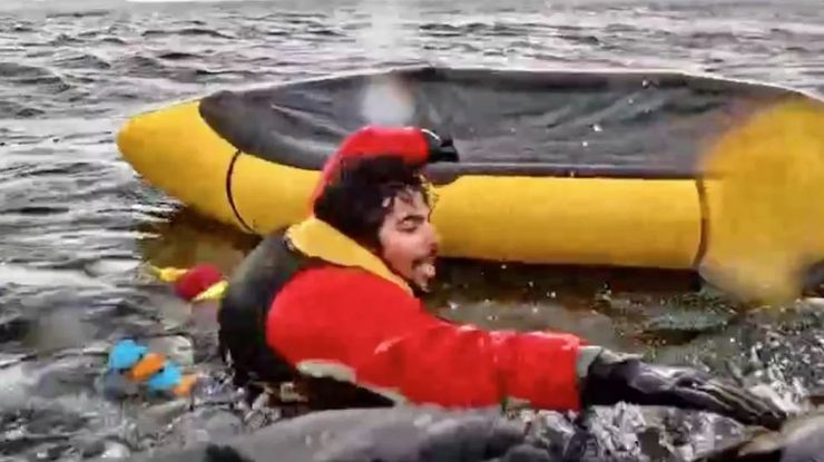 Кит проглотил мужчину, который плыл на байдарке, он выжил и рассказал о том, что видел, курьезы, приколы, интересности