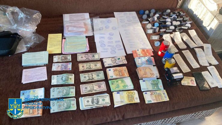 деньги, обыск, наличные, купюры, выезд за границу Украины по поддельным документам днепр, Выезд за границу, подделка документов,