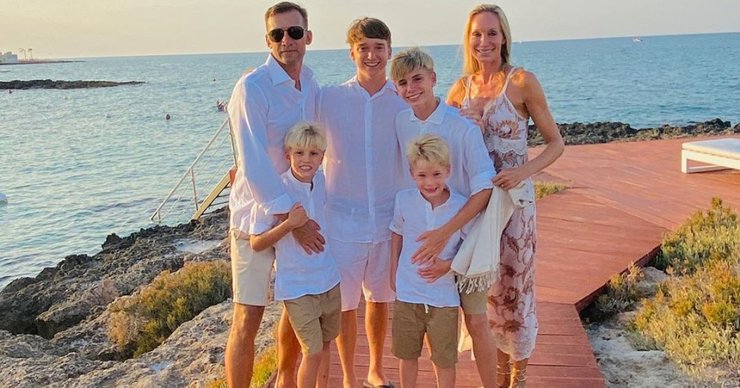 Андрей Шевченко с женой Кристен Пазик и четырьмя сыновьями у моря