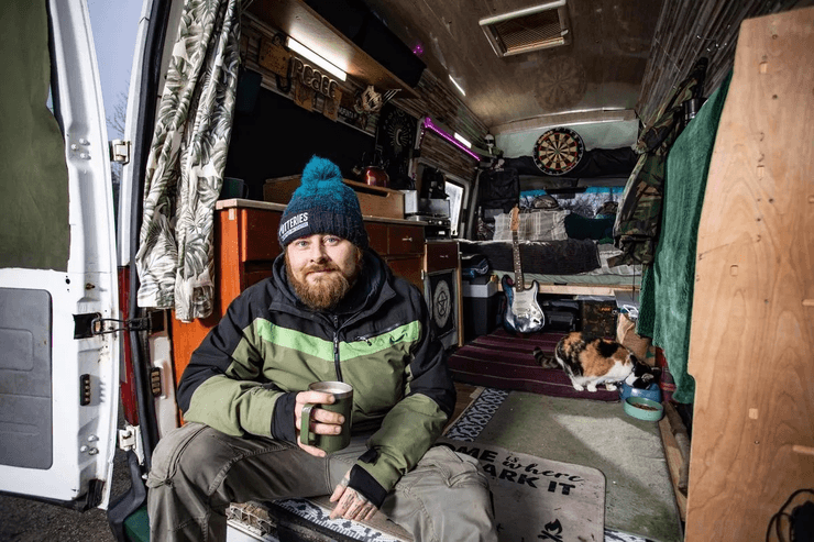 чоловік фургон дім на колесах