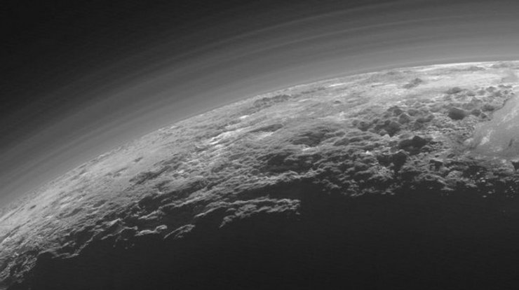 Космический аппарат "Новые горизонты" в 2015 году подлетел очень близко к Плутону и сделал этот потрясающий снимок