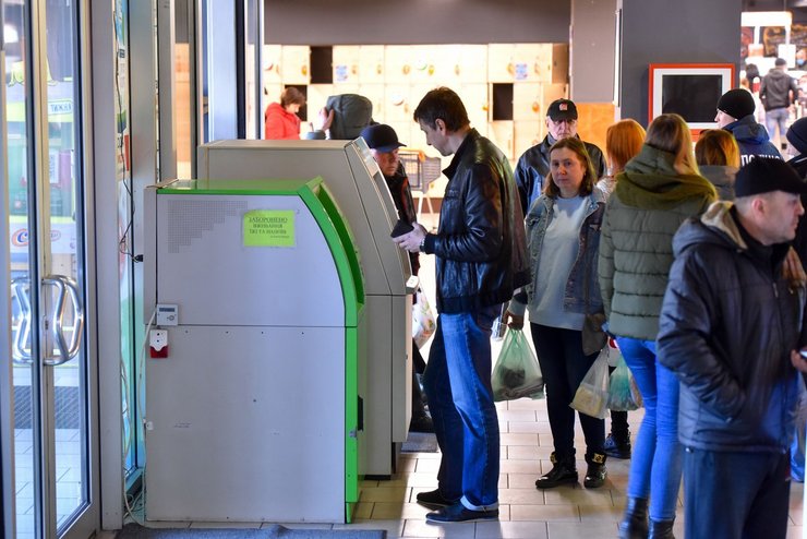 як працюють банки при віялових відключеннях, як працюють банки в Україні, віялові відключення банкомат, відключення від електроенергії банкомат, графік роботи банків при віялових відключеннях, графік відділень банків при віялових відключеннях, робота онлайн-банкінгу в Україні, інтернет-банкінг в Україні, як працюють сервери банків при віялових відключеннях, банкомати захист від відключень, робота мобільного банкінгу, як зняти готівку безпечно, як зняти готівку при віялових відключеннях, як зняти готівку коли немає світла, оплата карткою при віялових відключеннях, термінал для прийому карткових платежів, робота банкомату при відключення світла, резервне харчування банкомату, застрягла картка в банкоматі, як отримати готівку при віялових відключеннях, застрягла картка як повернути гроші