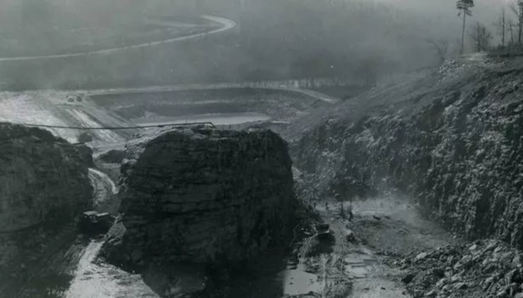 Город под водой, озеро, озеро Ланьер, проклятое озеро, затопленный город, кладбище, Леди озера