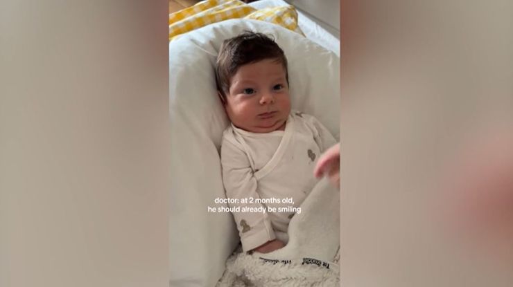 Родители очень волновались, почему их малыш никогда не улыбается, они показали на видео его курьезную реакцию