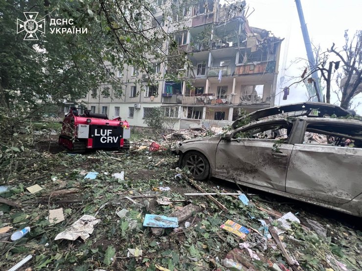 Разрушенный подъезд в Святошинском районе в результате ночной атаки 31 июля