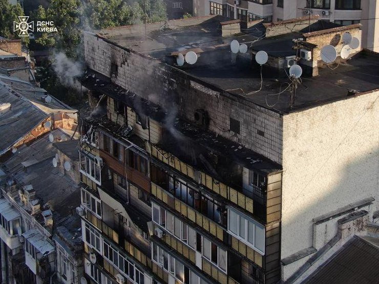Обгоревшая многоэтажка после обстрела Киева сегодня