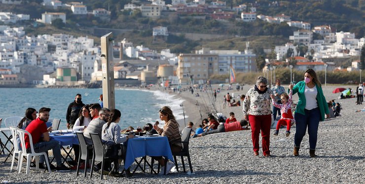 пляж в Испании, выходные в Испании, рабочий день в Испании