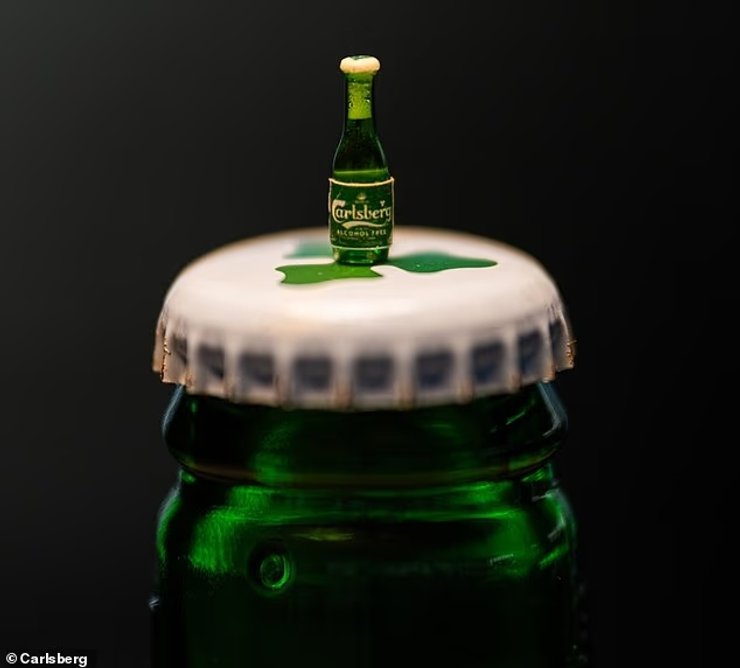 Художниця Аса Странд виготовила та нанесла крихітну етикетку та ковпачок