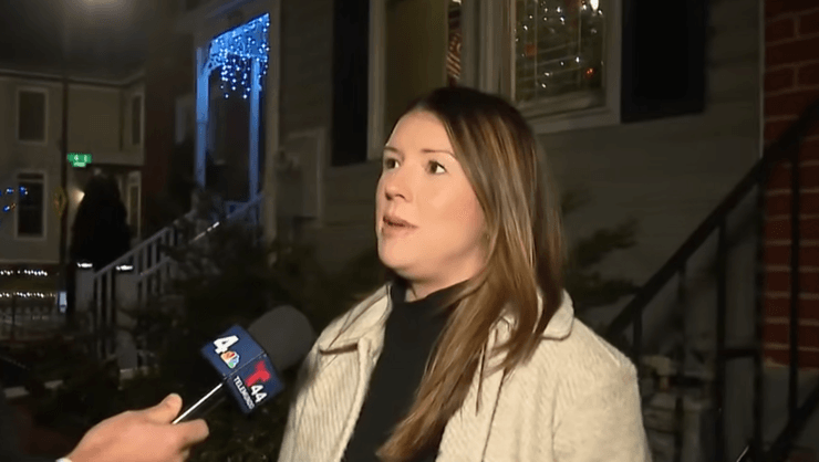 Жінка у США дає інтерв'ю журналістам про ситуацію з помилковою доставкою посилок Amazon