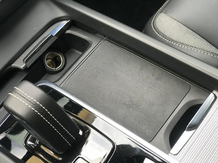 беспроводная зарядка Volvo V60, салон Volvo V60, Салон Volvo V60, volvo v60 обзор, вольво в60, volvo v60 тест драйв, volvo v60 отзывы, Volvo V60 B4 R-Design