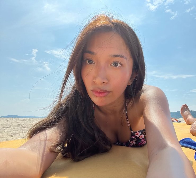 Жінка відпочиває на пляжі