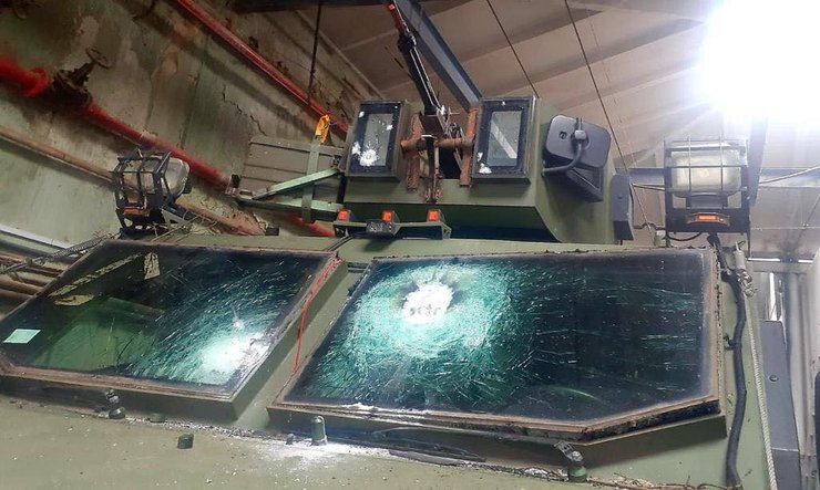 Стекло выдержало все выстрелы