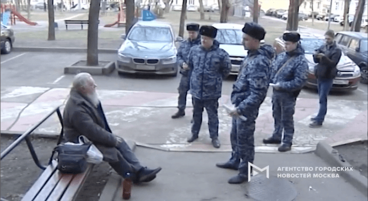 Росгвардейцы беседуют с пенсионером на улице Москвы