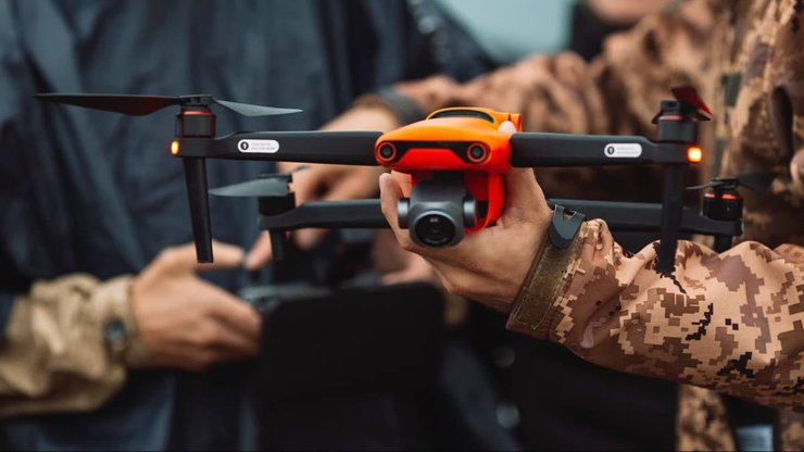 Військові ЗСУ тримають дрон Autel EVO 2
