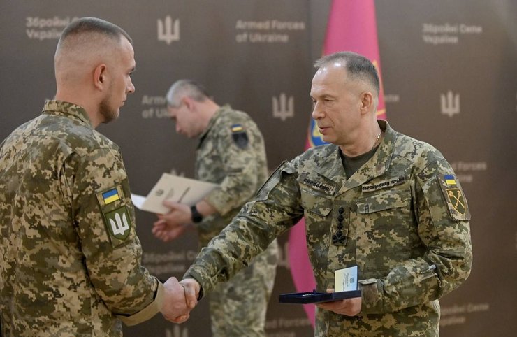 Александр Сырский награждает украинских военных