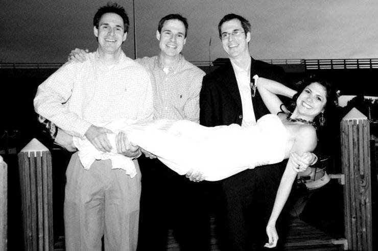 Жінка розповіла про незручні моменти з близнюками чоловіка, які моторошно схожі