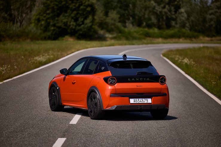 Компактный электромобиль Lancia Ypsilon компактный электромобиль