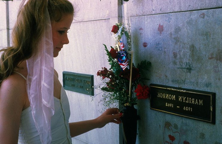 Мэрилин Монро, могила, девушка, цветы