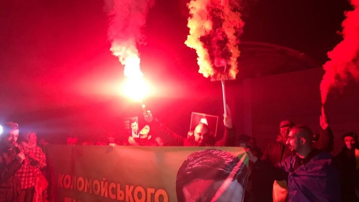 Акція протесту під держдачею Зеленського закінчилася вогненним шоу