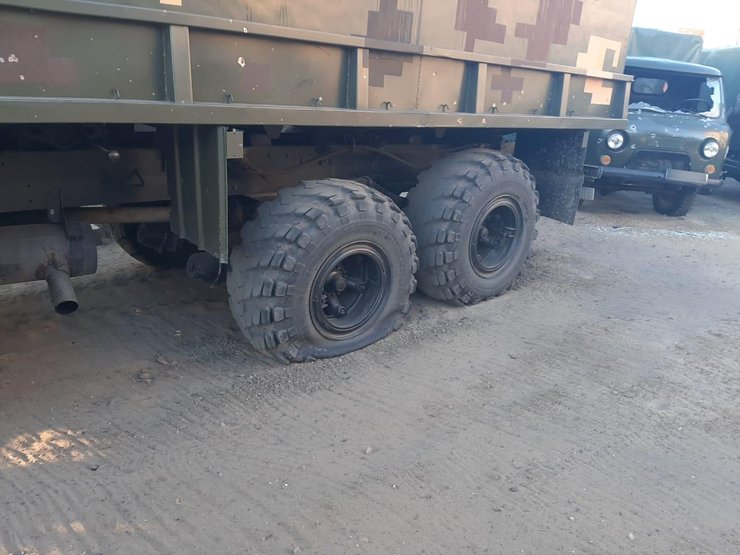 поврежденные авто, счастье, обстрелы