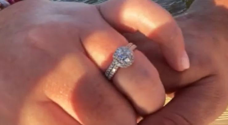 Мальчик нашел ценное кольцо на берегу реки, интересные находки, ювелирные украшения, обручальное кольцо лежало в воде более года