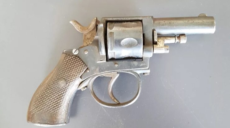 Спрятанный нацистами револьвер.