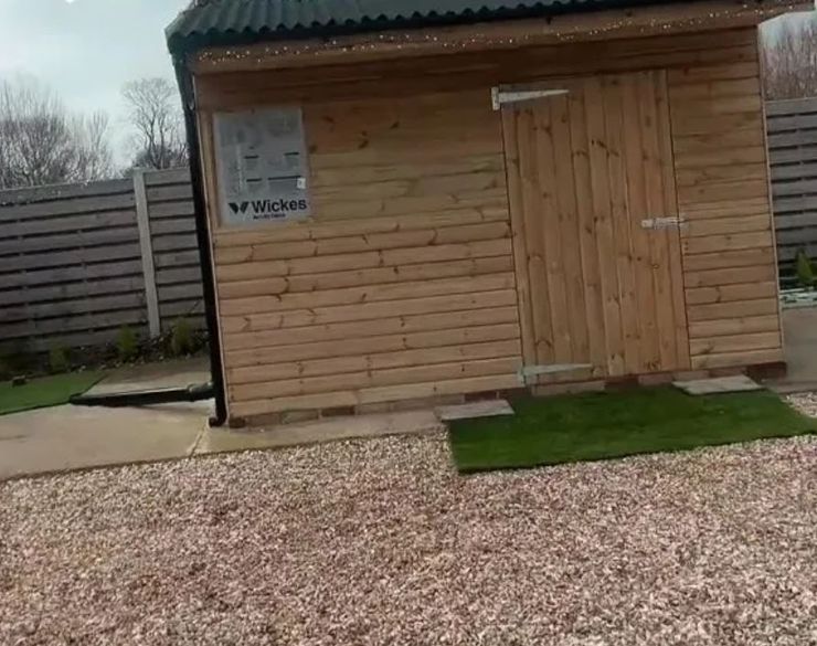 Жилье за копейки, недвижимость, женщина поселилась в сарае, как она там живет, экономия на аренде, без ипотеки