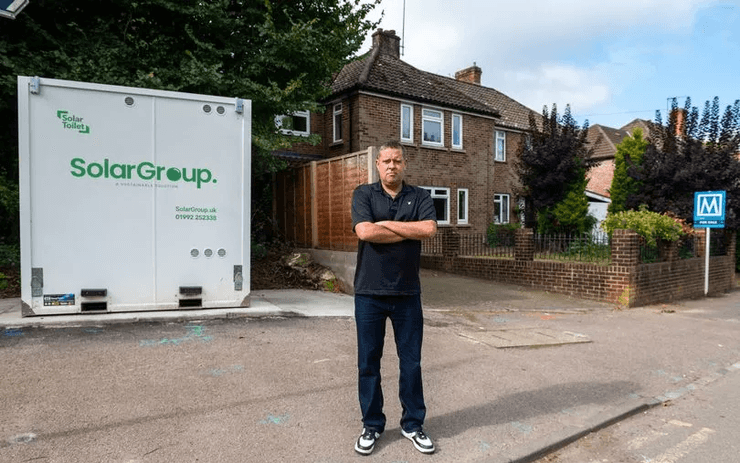 Туалет поруч із будинком, туалет для водіїв автобуса, житловий будинок, продаж будинку, нерухомість, туалет посеред вулиці, громадський туалет