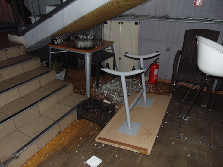 Погром в кафе, фото