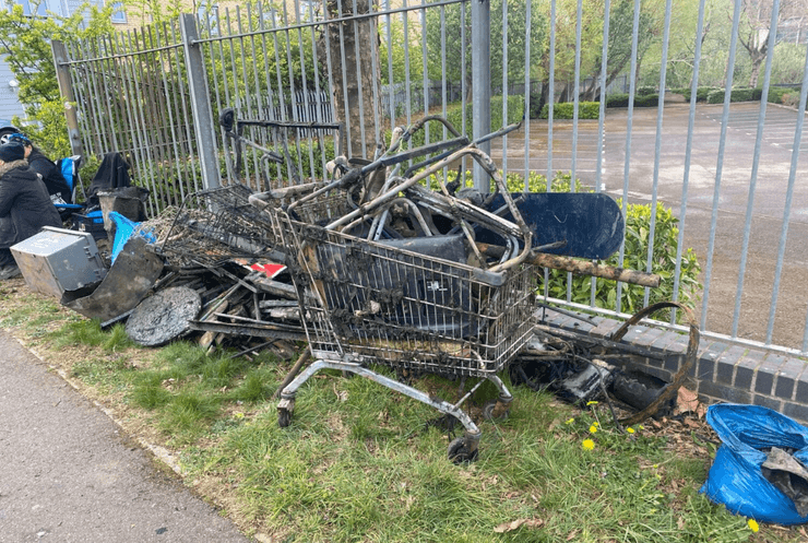 Мужчина во время рыбалки поймал мешок для мусора с большим количеством взрывчатки