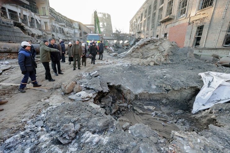 Воронка на ТЭЦ-4 в Дарнице после удара 3 февраля