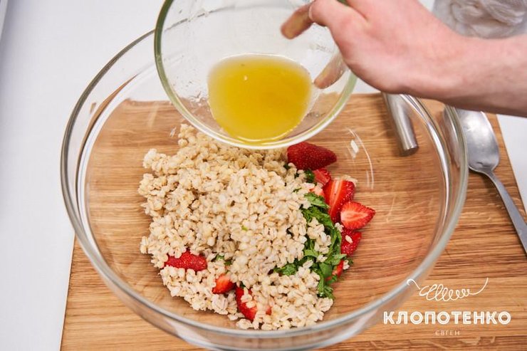 Салат з перловою кашею та полуницею